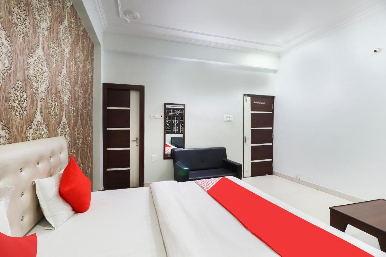 Oyo 70489 Hotel Tajvar Siwan Exterior photo